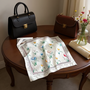 Foulard quadrato con motivo tulipano 70x70cm 38G in seta, piccolo fazzoletto da donna, accessorio moda - Product Image 2