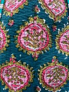 Sac fourre-tout matelassé en coton, fabriqué à la main en Inde, en tissu imprimé au bloc, sac à bandoulière pour voyage et shopping - Product Image 2