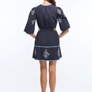 Robes d'été en gros pour femmes, robes décontractées amples et modestes, robes pour femmes à col en V, 100% coton, broderie florale, mini robe - Product Image 2