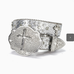 <span class=keywords><strong>Ceinture</strong></span> <span class=keywords><strong>noire</strong></span> en alliage de zinc style vintage avec grande <span class=keywords><strong>boucle</strong></span> à tête, sangle cloutée, rivets à motif croisé et œillets – Esthétique audacieuse et affirmée - Product Image 4