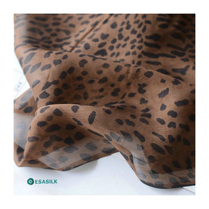 Tissu en <span class=keywords><strong>mousseline</strong></span> <span class=keywords><strong>de</strong></span> <span class=keywords><strong>soie</strong></span> <span class=keywords><strong>de</strong></span> mûrier 100 % en gros <span class=keywords><strong>au</strong></span> <span class=keywords><strong>mètre</strong></span> 6mm 8mm Impression numérique personnalisée à pois et florale OEKO-TEX pour robes et foulards - Product Image 1