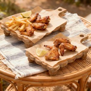 Plateaux de service en bois avec pieds pour ailes de poulet, frites, desserts – Présentoir commercial pour restaurant, avec poignée, non fini - Product Image 1