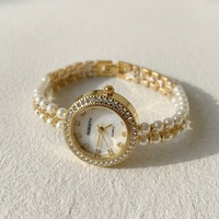 Montre à quartz pour femme en similicuir, style vintage, plaquée or, avec bracelet tressé de perles, accessoire de mode en alliage, forme triangle ovale, en stock en gros