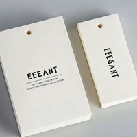 Étiquettes de vêtements personnalisées les plus vendues avec logo imprimé sur papier gaufré 800G, étiquettes volantes imperméables