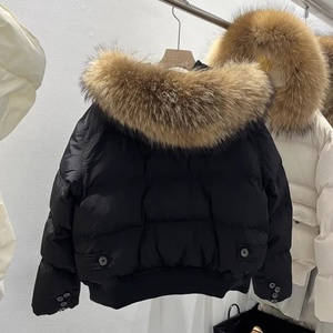 Blouson court matelassé oversize pour femme 2025, poches à rabat matelassées et fermeture boutonnée, chaleur hivernale de luxe discret |   Personnalisable - Product Image 6
