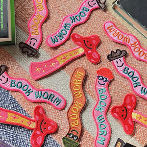 Khuyến mại quà tặng đầy màu sắc bơ dính hoa tùy chỉnh tên văn bản Logo thiết kế của bạn thêu Bookmark vá cho đọc phụ kiện - Product Image 1