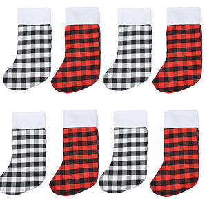 2025 nouvelles chaussettes pour animaux de compagnie de Noël à carreaux transfrontaliers chaussures pour animaux de compagnie et sacs cadeaux pour les décorations de Noël - Product Image 3