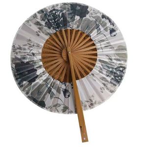 Éventail pliant vintage en bambou pour femme, motif fleur de cerisier sculpté, avec pompon en tissu teinté, élégance raffinée et artisanale - Product Image 1