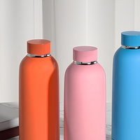 Bouteille d'eau sport en acier inoxydable à double paroi, isotherme, gourde portable avec couvercle noir mat en caoutchouc pour activités de plein air, gym et voyage