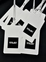 Étiquettes de vêtements personnalisées en papier couché imprimé avec sceau plastique inviolable à usage unique blanc pour l'emballage de vêtements et d'habillement