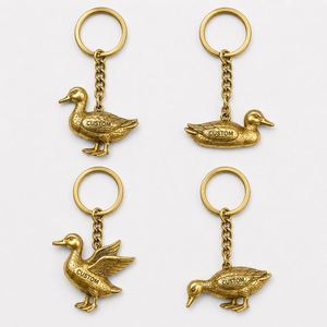 Llavero de pato chapado en latón vintage personalizado al por mayor, llavero 3D de pájaro, amuleto de animal dorado, regalo de recuerdo para observación de aves en el zoológico, soporte para llaves - Product Image 1