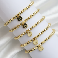 Bracelet perlé en or 18 carats avec pendentif lettre initiale personnalisée, design extensible élastique pour usage quotidien