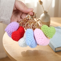 Kleine cadeau-zakjes met gehaakte hartjes sleutelhangers knutselpakketten Valentijnsdag decoraties