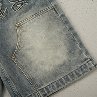 Shorts en jean délavé bleu avec broderie de patchs personnalisés LOGO, style streetwear, double poche à genou, cargo Jorts