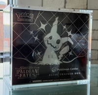 Jihong Modern Paldean Fates Center ETB NEUF et SOUS BLISTER dans UN ÉTUI EN ACRYLIQUE pour Publicité et Rangement