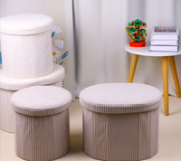 Tabouret de rangement pliable multifonctionnel le plus vendu, idéal pour organiser les objets quotidiens dans le salon.