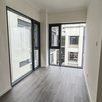 Ventana Abatible Moderna Insonorizada y Aislada para Proyectos de Viviendas, Doble Acristalamiento, Rotura de Puente Térmico, Aluminio para Baño