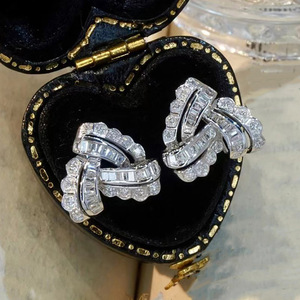 Orecchini E3309 in Oro Bianco con Diamanti Taglio Baguette Colore D Naturale Gioielli di Lusso per Donna - Product Image 3