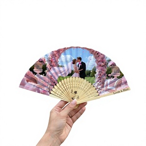 พัดไม้ทำมือแบบพับได้สำหรับงานแต่งงาน ลายดอกไม้เพ้นท์สไตล์โมเดิร์น ของตกแต่งของขวัญสำหรับคู่บ่าวสาว ลุยส์และเบลร์ - Product Image 1