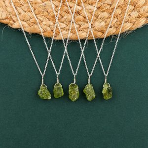 Collar con Colgante de Piedra Natural, Envuelto en Alambre, Gema Verde Cruda, Unisex, para Uso Diario - Product Image 4