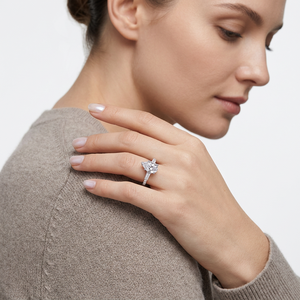 Bague de Fiançailles et de Promesse pour Femme en Argent S925 Plaqué Rhodium avec Moissanite Taille Poire 1,5 carat et Sertissage Pavé, Certifiée GRA - Product Image 6