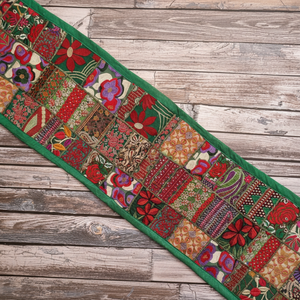 Chemin de table en coton patchwork artisanal indien, brodé à la main, nappe de mariage et décoration murale en tapisserie - Product Image 1