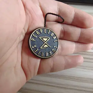 Benutzer definierte eigene Marke geprägt Logo schwarz Kunststoff hängen Etiketten Siegel Uhr Tag Kleidung String Hang Tags