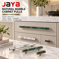 Poignées et barres de tirage en marbre naturel JAYA avec cadre en laiton pour tiroirs de cuisine, armoires, placards et commodes