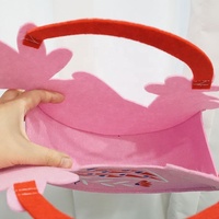 Conception de Carton Logo personnalisé imprimé rose Non tissé sacs cadeaux mignons à cordon