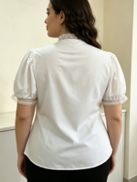 Chemisier blanc grande taille pour femme, col montant en dentelle, manches courtes bouffantes, bordure à volants, boutonnage