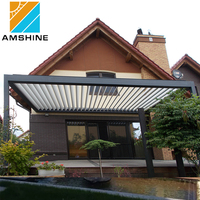 Pergola bioclimatique automatique d'extérieur en aluminium avec toit à lames orientables imperméable et porte coulissante en verre