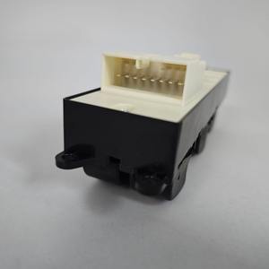 Interrupteur de lève-vitre avant gauche 84820-12340 - Product Image 4