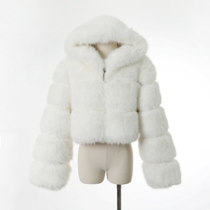 <span class=keywords><strong>Cappotto</strong></span> Invernale di Alta Qualità <span class=keywords><strong>in</strong></span> Finta <span class=keywords><strong>Pelliccia</strong></span> di Procione, 100% Poliestere, Morbido e Lussuoso, <span class=keywords><strong>con</strong></span> <span class=keywords><strong>Cappuccio</strong></span> e Finitura Tosata - Product Image 4