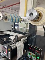 Machine d'impression numérique à jet d'encre industrielle haute vitesse avec séchage UV et découpe pour étiquettes de marque professionnelles