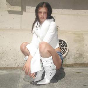 Pull court en cachemire pour femme à manches longues, col en V, avec nœud sur le devant, bordure en fourrure douce, coupe ajustée, longueur courte, manches classiques - Product Image 5