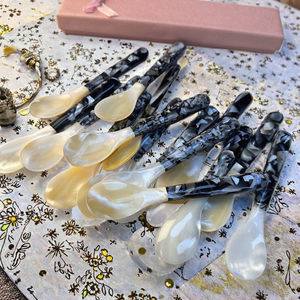 Cuchara de Nácar Natural de Color Negro con Forma Irregular con Resina Hecha a Mano en India - Product Image 3