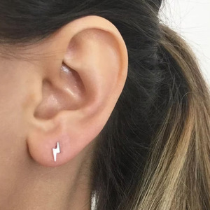 Boucles d'oreilles et anneaux de lèvre en titane pour piercing d'oreille et de nez, bijoux de mode au design géométrique, pour usage quotidien - Product Image 3