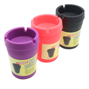 Cendrier Anti-Fumée Coupe-Vent en Plastique pour Voiture avec Couvercle Extincteur de Mégots - Product Image 1