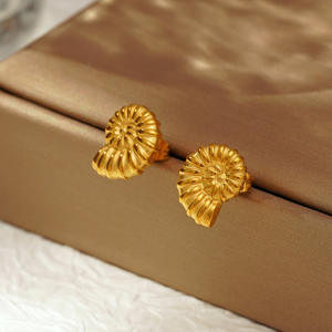 Nuevos pendientes de acero de titanio Patrón de flores geométricas Pendientes redondos Pendientes femeninos chapados en oro de 18 quilates - Product Image 2