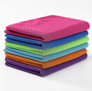 Vente <span class=keywords><strong>en</strong></span> gros logo personnalisé les mieux notés <span class=keywords><strong>serviette</strong></span> de sport sur glace froide rafraîchissante instantanée sport <span class=keywords><strong>en</strong></span> microfibre avec bouteille - Product Image 3