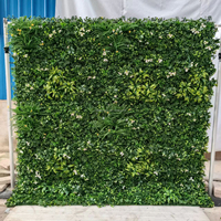 Nouveau mur d'herbe verte de toile de fond de mariage lisse de 8 pieds avec rose rouge et mur de plantes artificielles pour les occasions de Noël en vente!