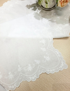 Caminos de Mesa Blancos de Algodón Hechos a Mano al por Mayor con Bordado de Diseño Floral Personalizado para el Hogar o Fiestas en Hoteles - Product Image 4