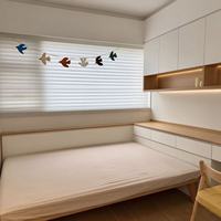 Armoire intégrée personnalisée pour chambre d'enfant avec bureau d'étude et meuble d'angle pour petite famille