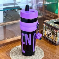 Gobelet en plastique isotherme grande capacité au design esthétique, bouteille d'eau portable pour étudiants, idéale pour les voyages et l'usage quotidien en fitness
