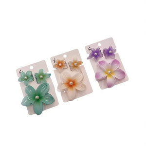 Juego de 3 pinzas para el cabello con diseño de flor de frangipani perlado y colorido para mujeres y niñas - Product Image 1