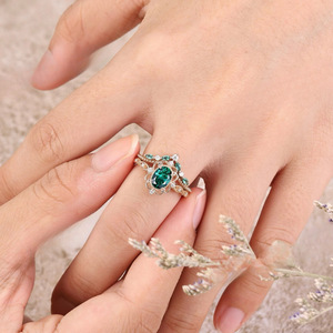 Anello Vintage con Pietra Ovale Color Smeraldo, Set di Anelli Impilabili con Motivo a Vite Intrecciata per Donne - Product Image 4