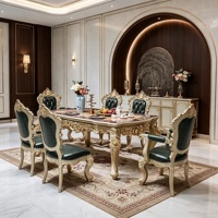 Ensemble de table à manger de luxe européenne avec plateau en marbre, chaises en bois massif sculptées à la main avec finition dorée et revêtement en cuir vert, vente en gros