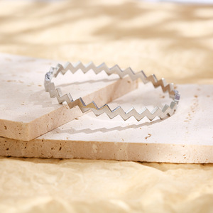 Bracelet jonc unisexe en acier inoxydable plaqué or 18 carats, motif vague en Z, bijoux de mode en gros, accessoires cadeaux 2026 - Product Image 5