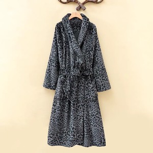 Accappatoio in Peluche con Stampa Leopardata, Lungo e Spesso in Flanella, <span class=keywords><strong>Pigiama</strong></span> Casual da Donna, Abbigliamento Caldo per Casa, Primavera, Autunno e Inverno - Product Image 3