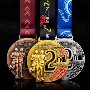 Op maat gemaakte gouden, UV-bedrukte 3D metalen sportmarathonmedaille met giettechniek voor hardloopwedstrijden, Kerstmis en jubilea - Product Image 5